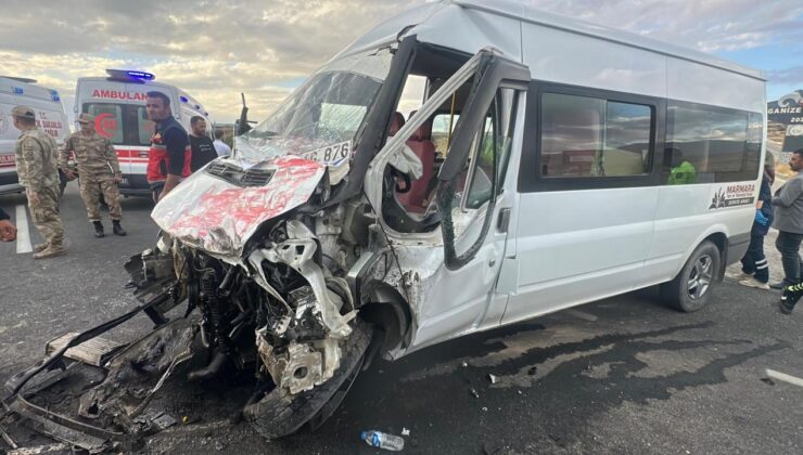 Son dakika: Van’da öğrenci servisi ile tır çarpıştı! Çok sayıda öğrenci yaralı