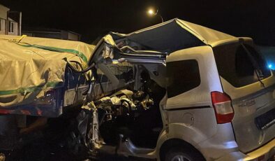 Sultanbeyli’de polisin 'dur' ihtarına uymayan sürücü, TIR'a çarptı: 1 ölü, 2 yaralı