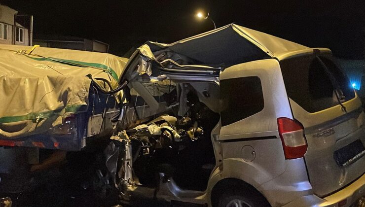 Sultanbeyli’de polisin 'dur' ihtarına uymayan sürücü, TIR'a çarptı: 1 ölü, 2 yaralı