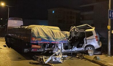 Sultanbeyli’de polisten kaçan araç TIR’a çarptı: 1 ölü, 2 yaralı