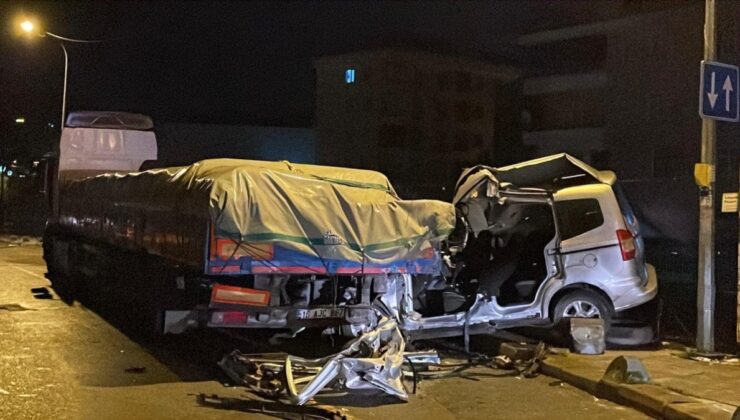 Sultanbeyli’de polisten kaçan araç TIR’a çarptı: 1 ölü, 2 yaralı