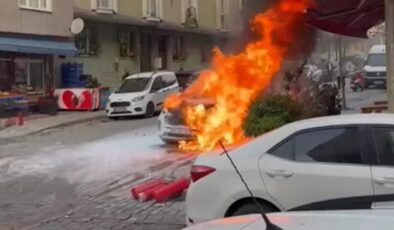 Sultangazi’de park halindeki cip alev alev yandı