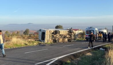 Tarım işçilerini taşıyan midibüs devrildi: 23 kişi yaralandı