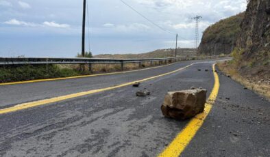Tekirdağ’da yola kaya parçaları düştü