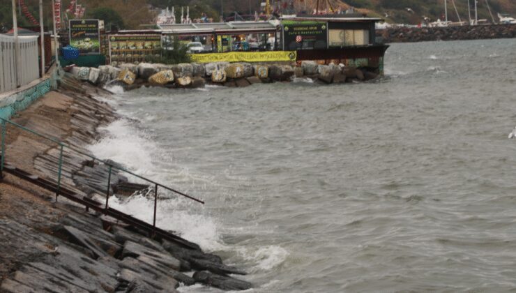 Tekirdağ'ı poyraz vurdu: Deniz ulaşımı aksadı