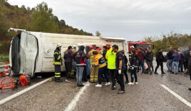 Tekstil işçilerini taşıyan servis midibüsü devrildi: 1 ölü, 19 yaralı