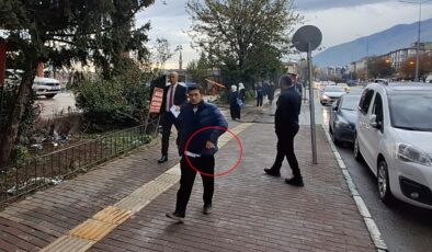 Tepki görünce geri dönüp yere attığı çöpleri topladı