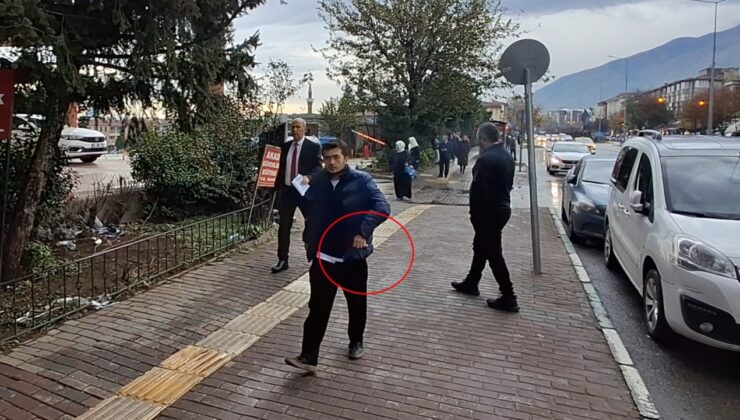 Tepki görünce geri dönüp yere attığı çöpleri topladı