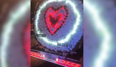 Trafikte sevgilisine yaptığı doğum günü sürprizi, pahalıya patladı!