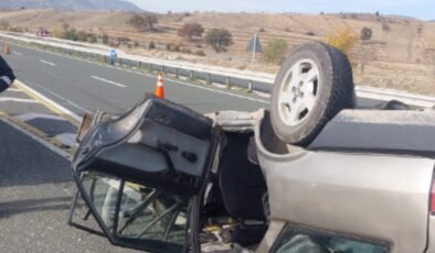 Traktöre çarpan otomobilde 5 kişi yaralandı