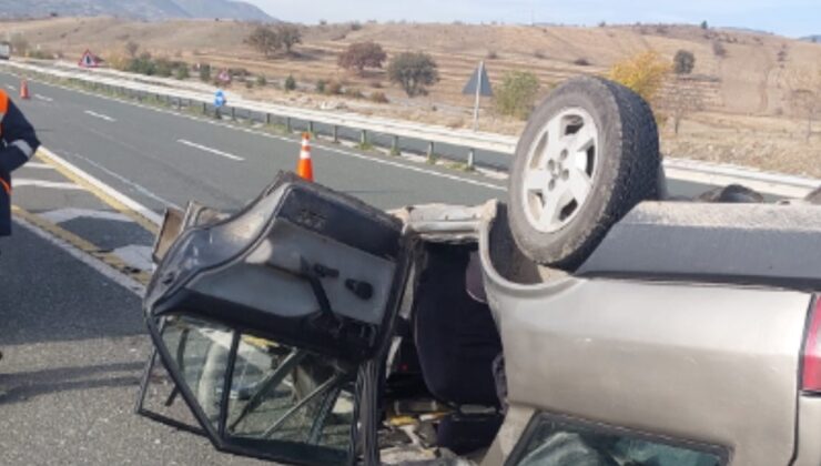 Traktöre çarpan otomobilde 5 kişi yaralandı