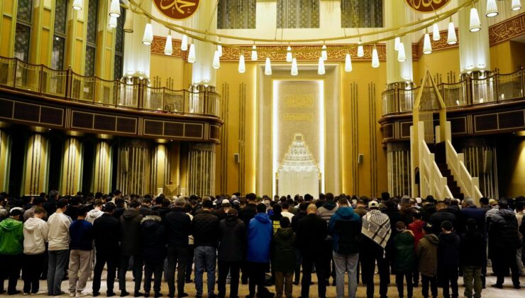 TÜGVA’lı gençler Taksim Cami’nde sabah namazında buluştu