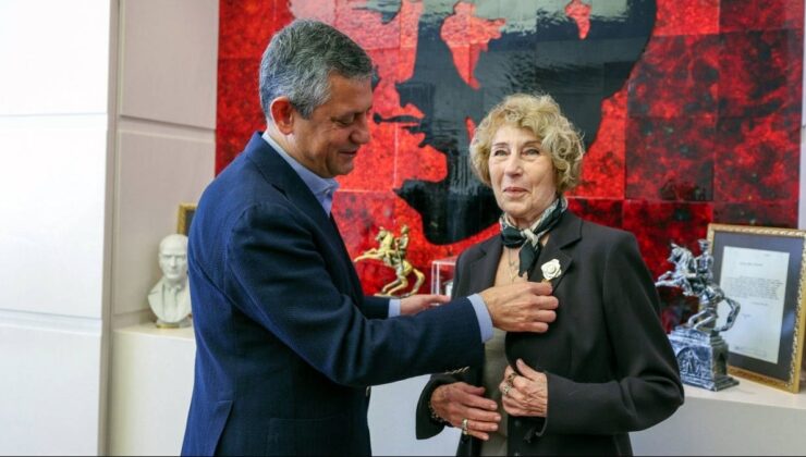 Türk edebiyatının duayen ismi Ayşe Kulin, CHP’ye üye oldu