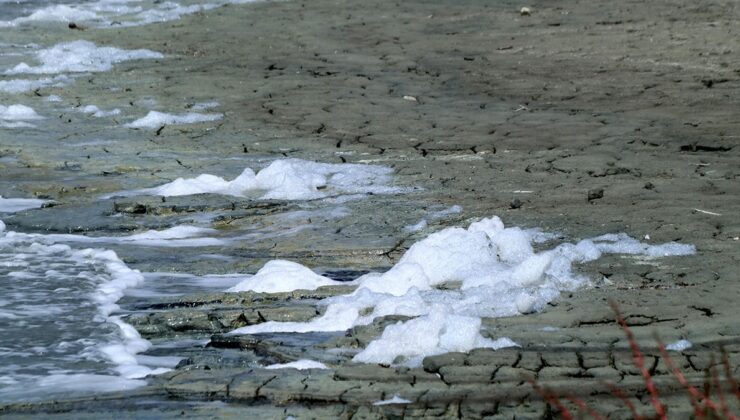 Türkiye'nin ünlü gölü köpürdü: Uzmanından açıklama geldi
