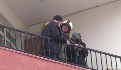 Ümraniye’de korkutan yangın: Mahsur kalan yaşlı çift kurtarıldı
