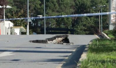 Ümraniye'de istinat duvarı yıkıldı, yol çöktü