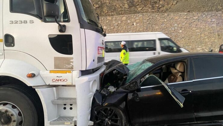 Van’da yakıt tankeri ile otomobil kafa kafaya çarpıştı: 2 ölü, 4 yaralı
