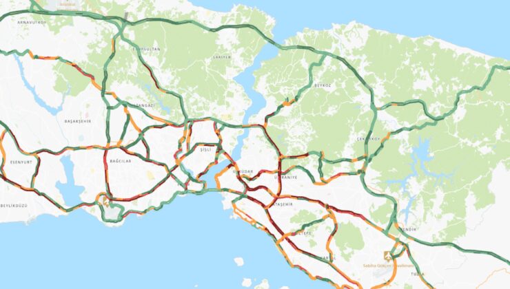 Yağmur İstanbul'un trafiği kilitledi! İşe okula gidenler yolda kaldı