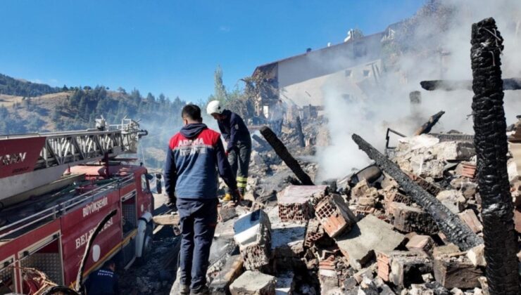 Yangın çıkan ev çöktü: 2 kardeşin cesedi bulundu