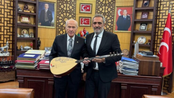 Yavuz Bingöl, Devlet Bahçeli'ye bağlama hediye etti