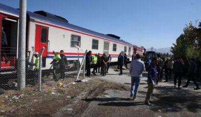 Yolcu treni öğrenci servisine çarptı: Çok sayıda yaralı var!