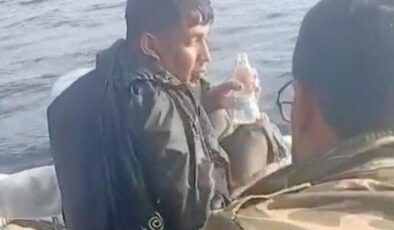 Yunanistan’a geçmek isterken bottan düşen genç 12 saat yüzerek hayatta kaldı