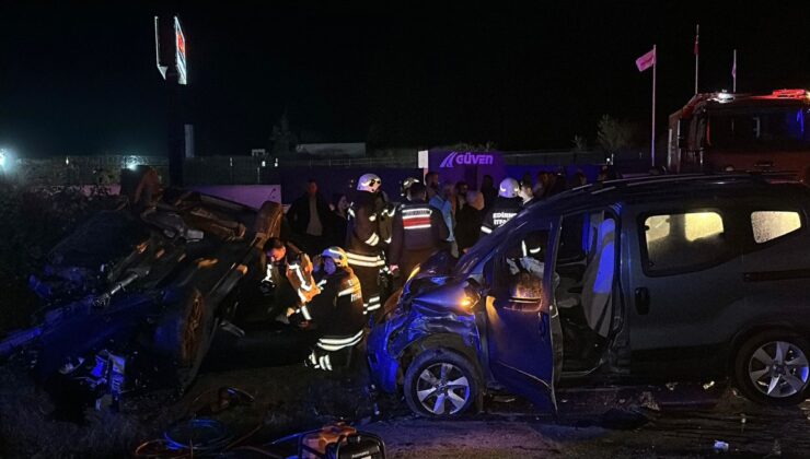 2 TIR ve 3 otomobil çarpıştı, ortalık savaş alanına döndü