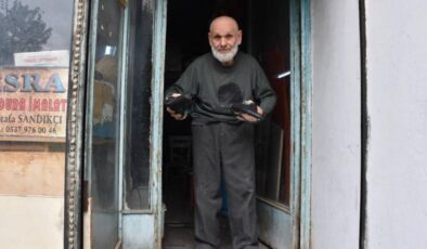 60 yıldır el emeğiyle deri ayakkabı imal ediyor