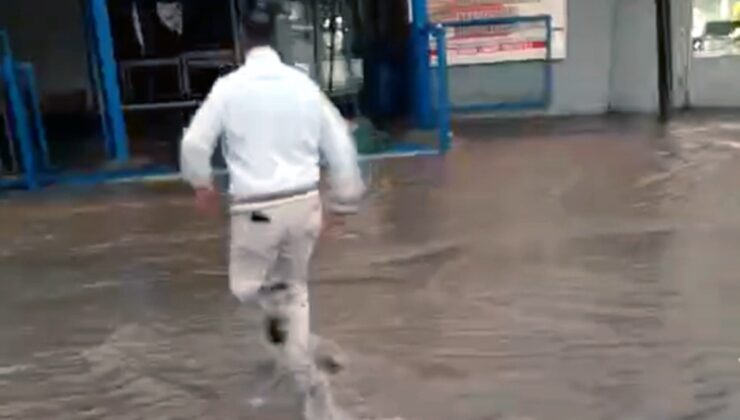 Adana’da sağanak hayatı olumsuz etkiledi