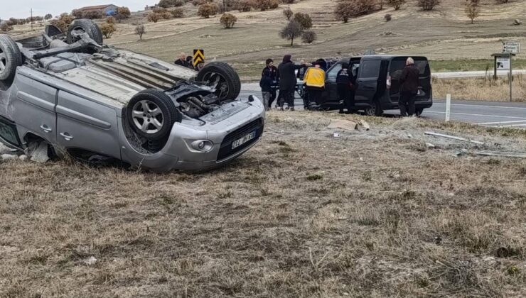 Afyonkarahisar'da iki araç çarpıştı: 7 kişi yaralandı