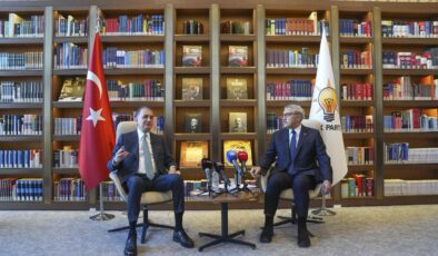 AK Parti’de ‘Kütüphane Sohbetleri’ programının ilk konuğu Ömer Çelik oldu