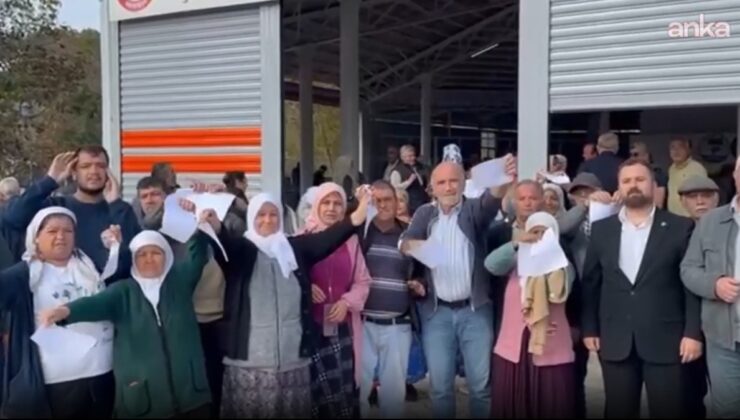 AKP'liler üyeliklerini yırtıp attı