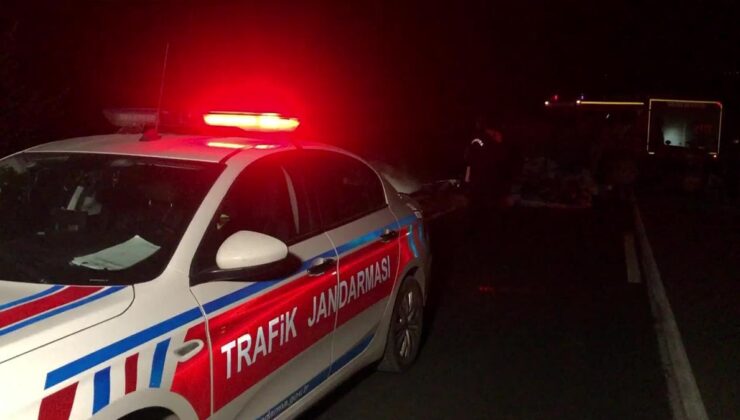 Amasya’da otomobil, yem yüklü traktör römorkuna çarptı