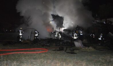 Ankara’da zihinsel engelli 3 kardeşin yaşadığı ev yanarak kül oldu