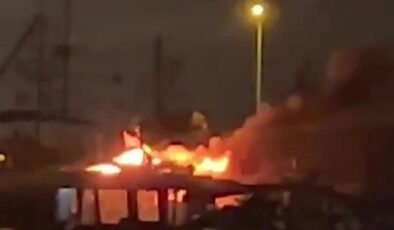 Antalya’da düşen yıldırım 3 tekneyi küle çevirdi