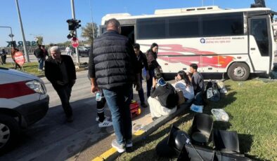 Antalya’da midibüs ile otomobilin çarpıştığı kazada 4 kişi yaralandı