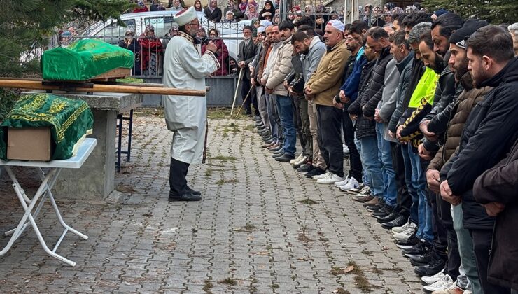 Antalya’daki vahşette yaşamını yitiren anne ile iki çocuğu Çankırı’da toprağa verildi