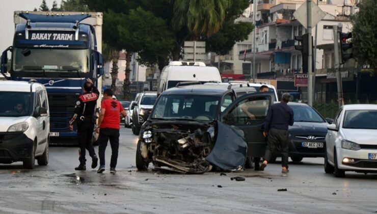 Antalya’nın Serik ilçesinde kavşakta kaza