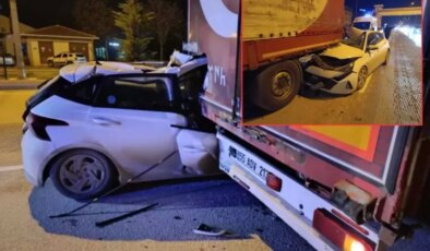 Arkadan çarptığı tırın altında kaldı