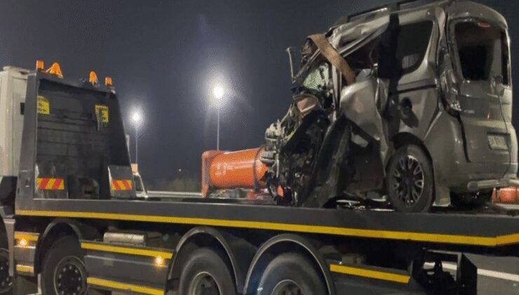 Arnavutköy'de feci kaza: Metal yığınına dönen araçta sıkıştı