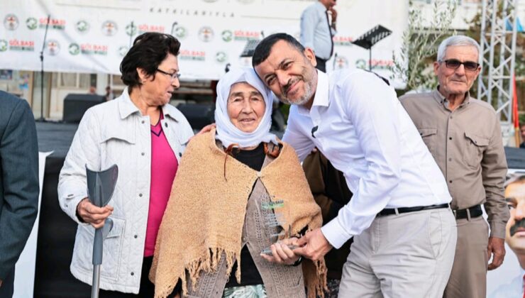 Atatürk’ün çocuğuyum” diyerek mikrofonu eline alan 95 yaşındaki kadın, andımızı okurken gözler doldu