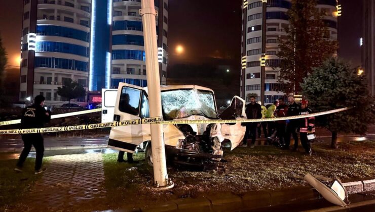Aydınlatma direğine çarpan sürücü öldü