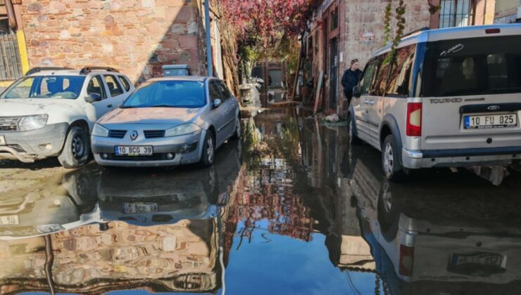 Ayvalık'ta sağanak: Sokaklar göle döndü