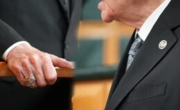 Bahçeli'nin İmralı çıkışının ardından dikkat çeken yüzük ve rozet ayrıntısı!