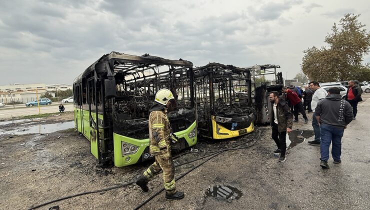 Bakıma getirilen 3 halk otobüsü yandı