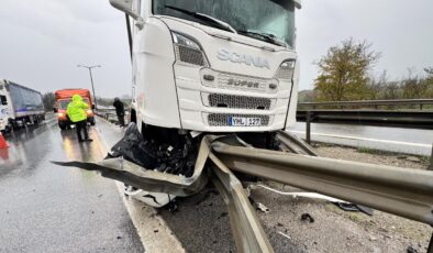 Bariyerlere çarpan tırın sürücüsü kazadan yara almadan kurtuldu