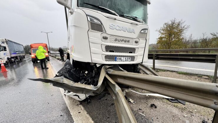 Bariyerlere çarpan tırın sürücüsü kazadan yara almadan kurtuldu