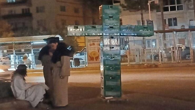 Bira kasalarıyla haç işareti yaptılar: Gözaltına alındılar