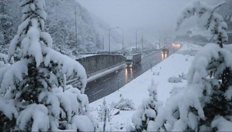 Bolu'da 4 bölgede kar  yağışı etkili oldu