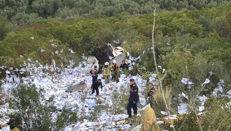 Bursa’da feci kaza! Kağıt yüklü TIR, uçurumdan yuvarlandı: 2 ölü